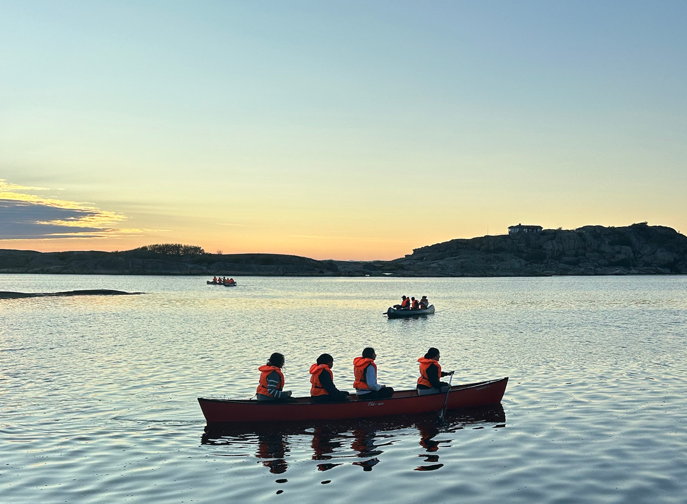 en gruppe mennesker i en båt på vannet