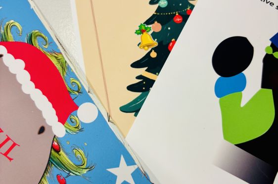 en eske med et bilde av en tegneseriefigur på