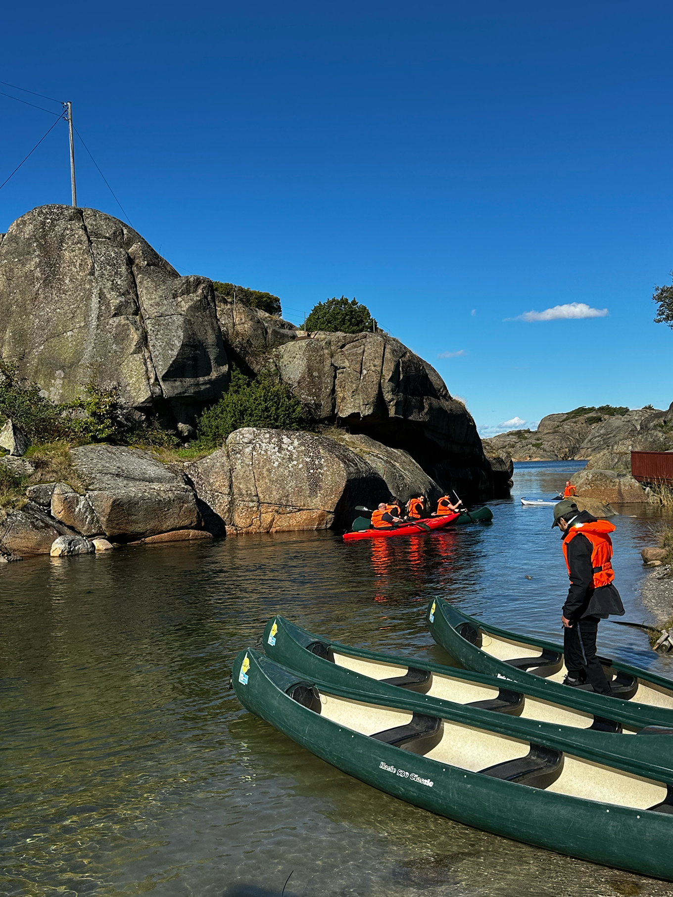 en gruppe mennesker på en båt i en vannmasse