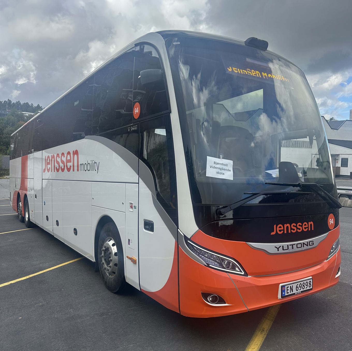 En buss parkert på en parkeringsplass En buss parkert på en parkeringsplass