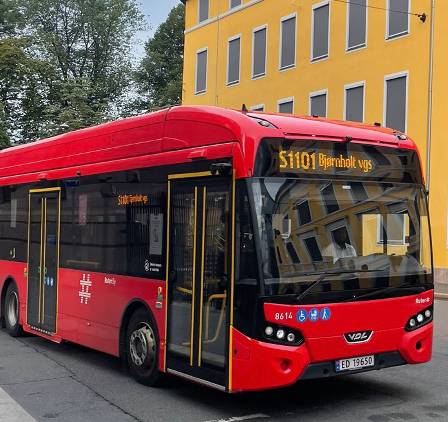 En rød buss på gaten