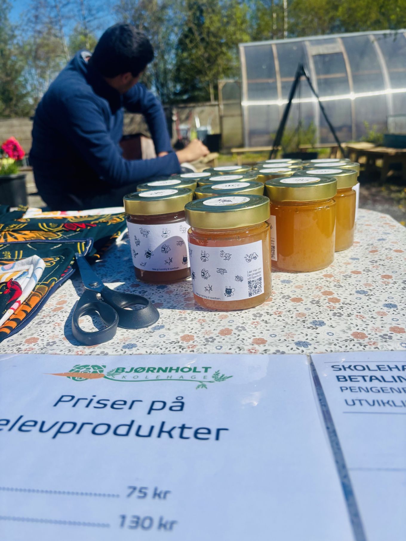 En person som jobber på et glass