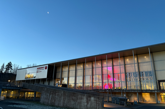 en bygning med et skilt på