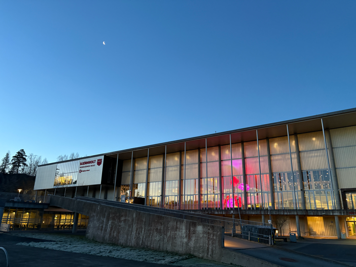 en bygning med et skilt på