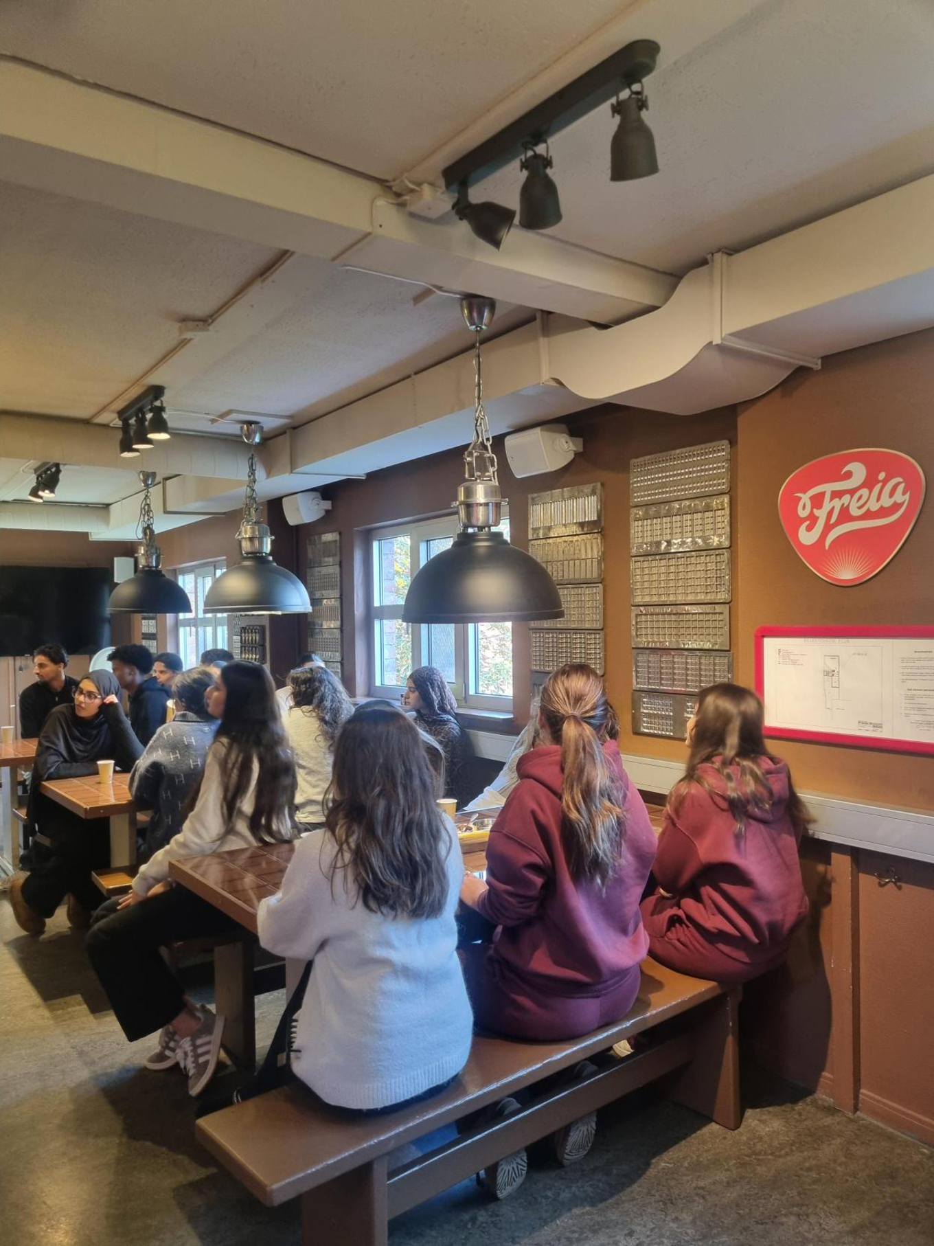 en gruppe mennesker som sitter ved bord