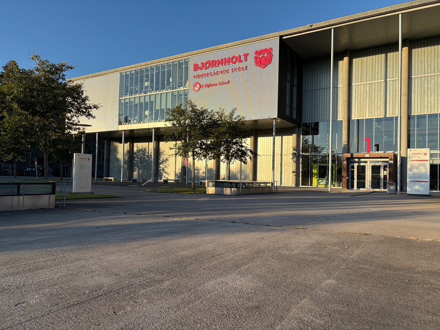 En bygning med parkeringsplass