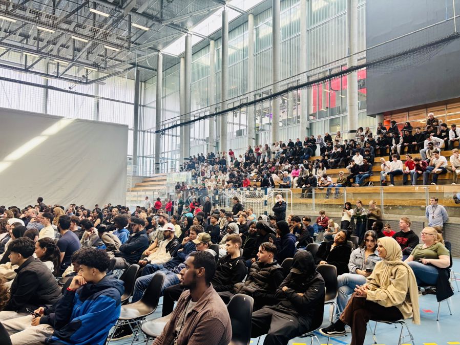 En stor gruppe mennesker som sitter på et stadion