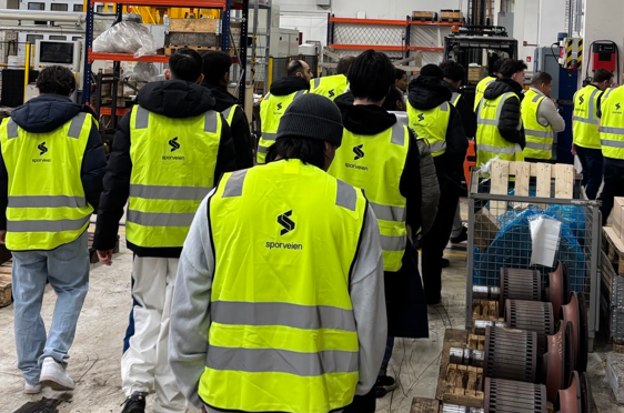 En gruppe mennesker i gule jakker