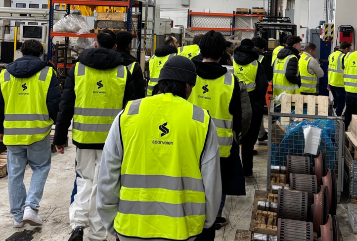 En gruppe mennesker i gule jakker