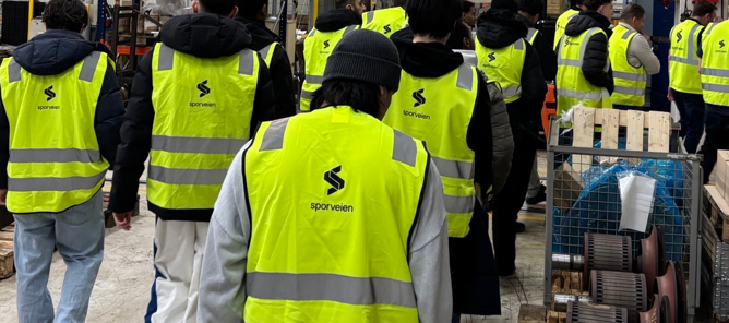 En gruppe mennesker i gule jakker En gruppe mennesker i gule jakker