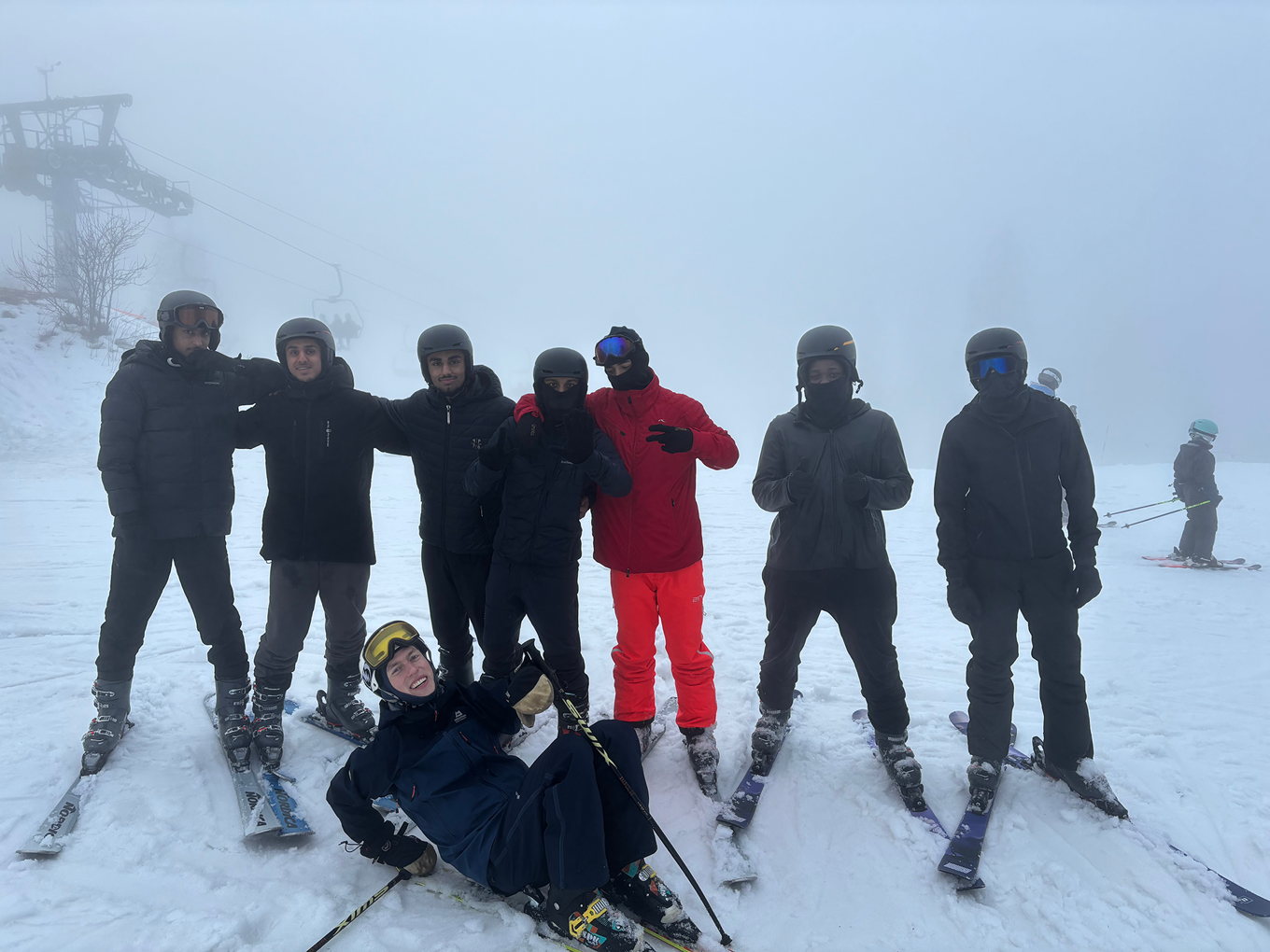 En gruppe mennesker poserer for et bilde på snøski En gruppe mennesker poserer for et bilde på snøski