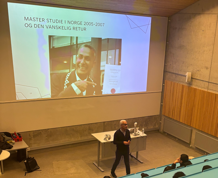 en person som står foran en projektorskjerm