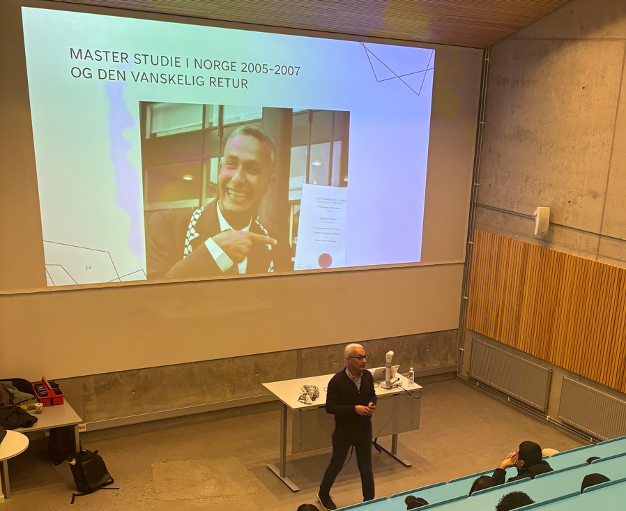 en person som står foran en projektorskjerm