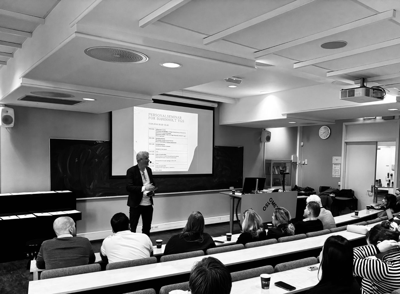 en person som holder en presentasjon en person som holder en presentasjon