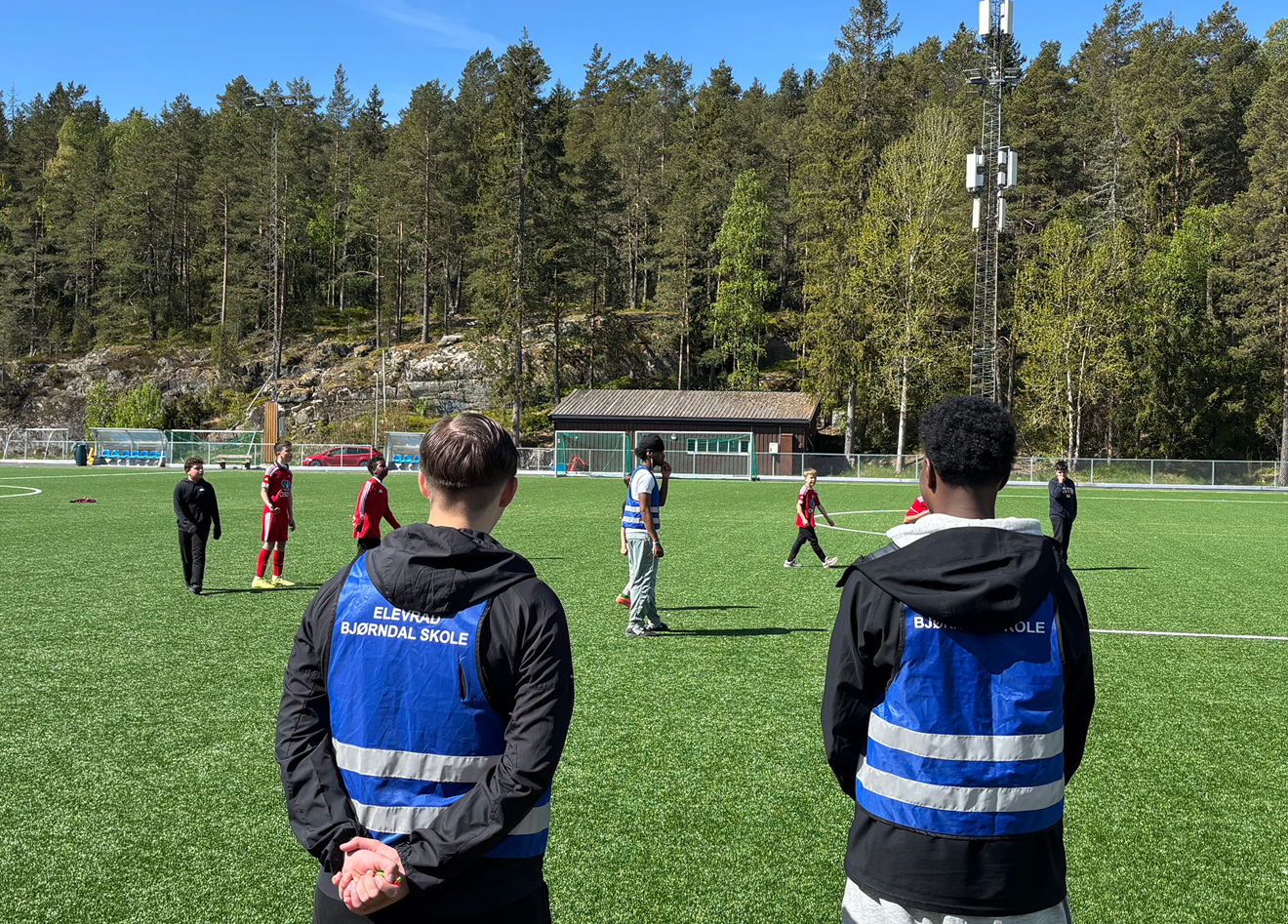 En gruppe mennesker på et jorde