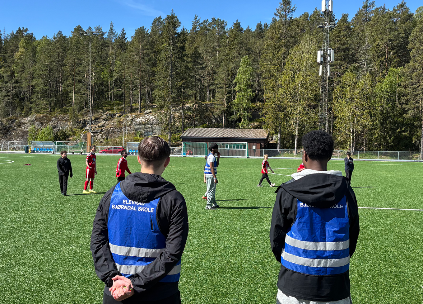 En gruppe mennesker på et jorde