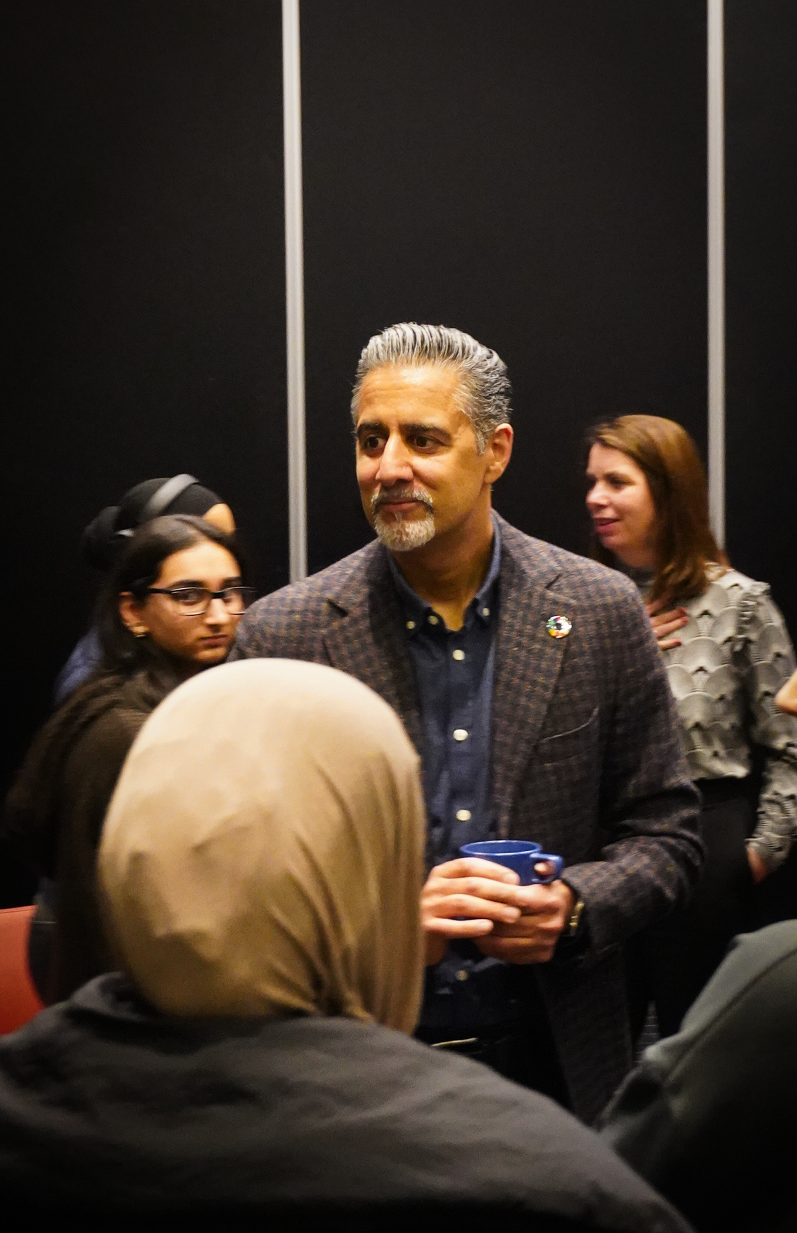 en person som holder en kopp