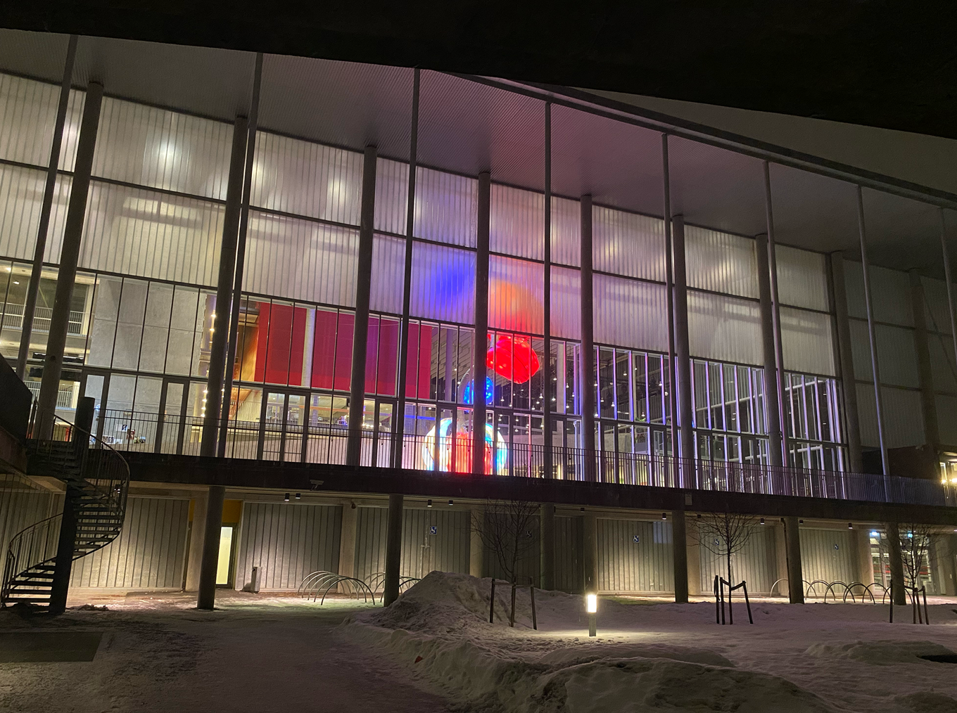 En bygning med mange vinduer