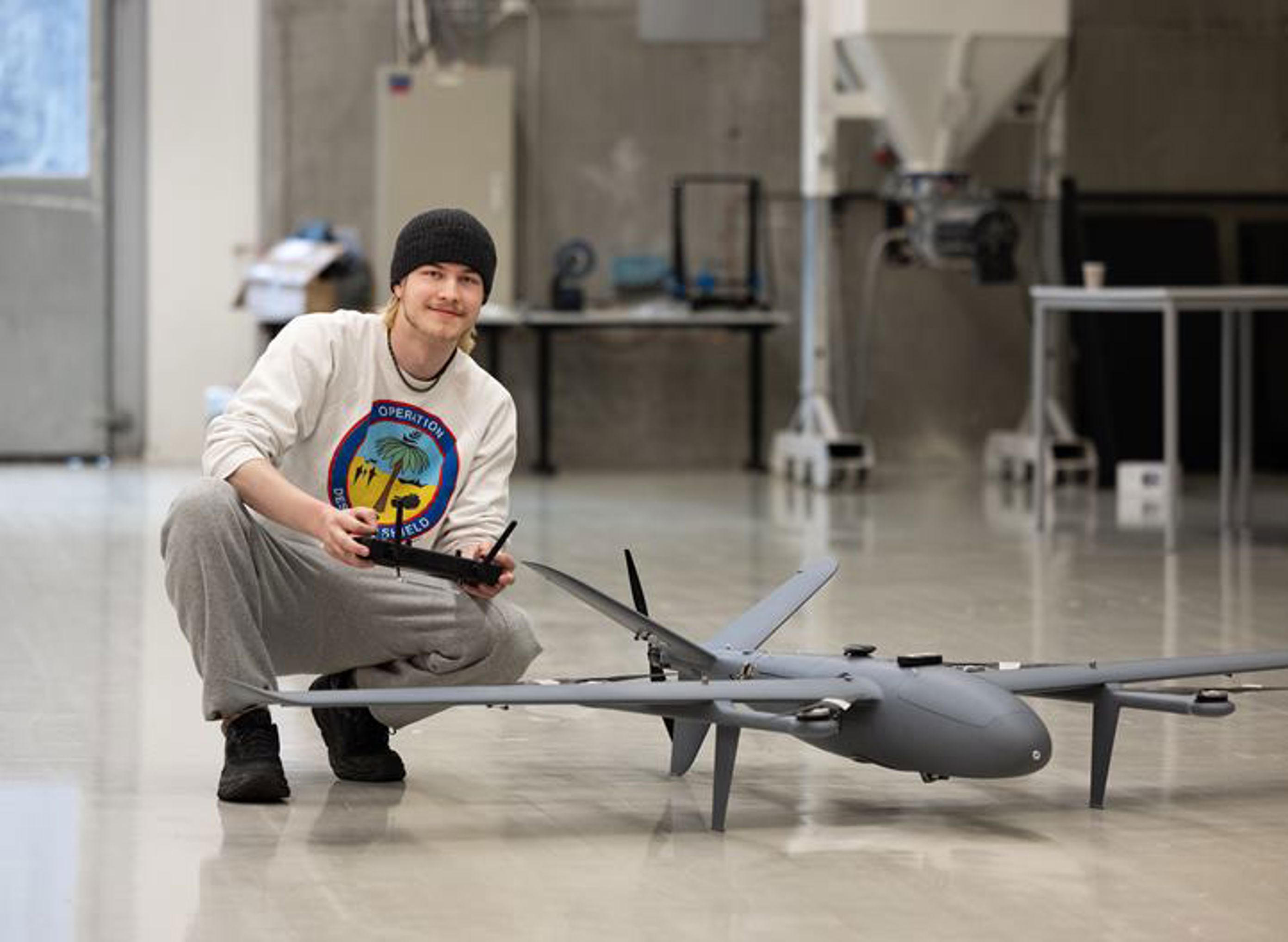 en person som kneler ved siden av et jetfly