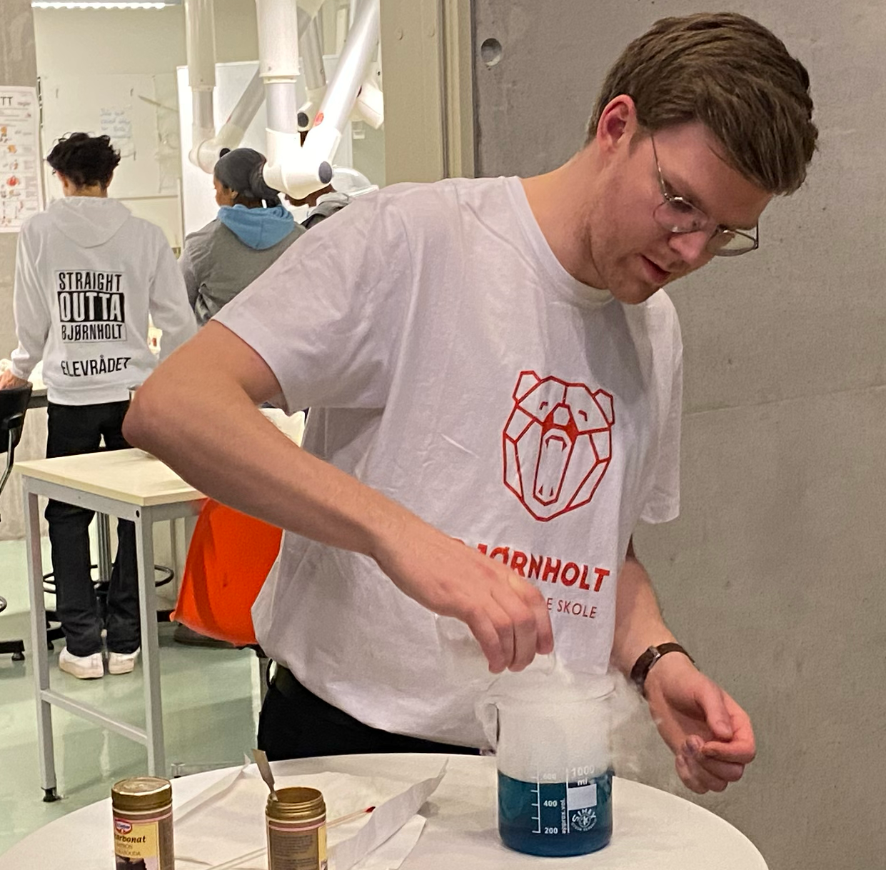 en person i hvit skjorte