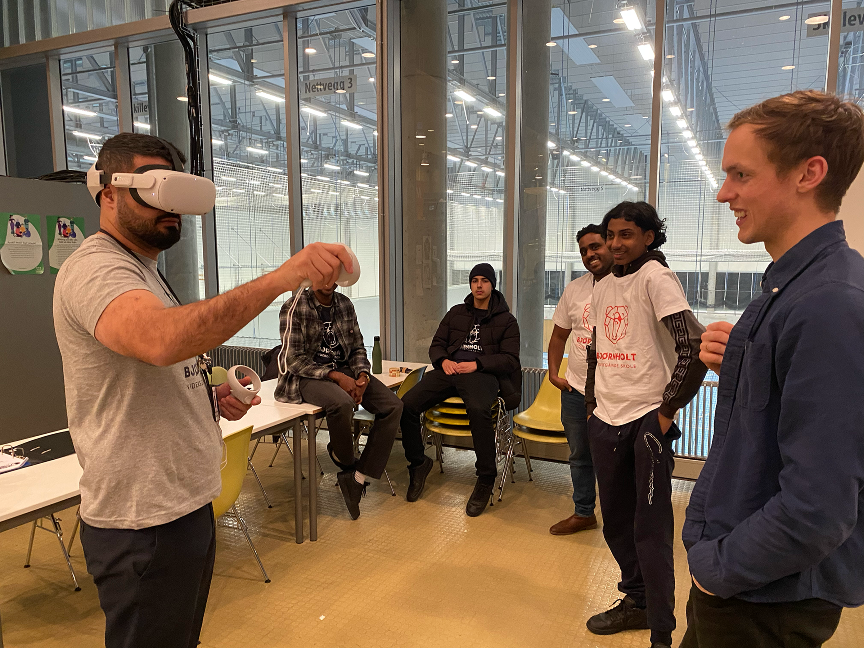 En gruppe mennesker i et rom