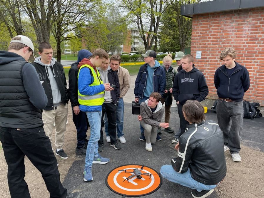en gruppe mennesker som står utenfor