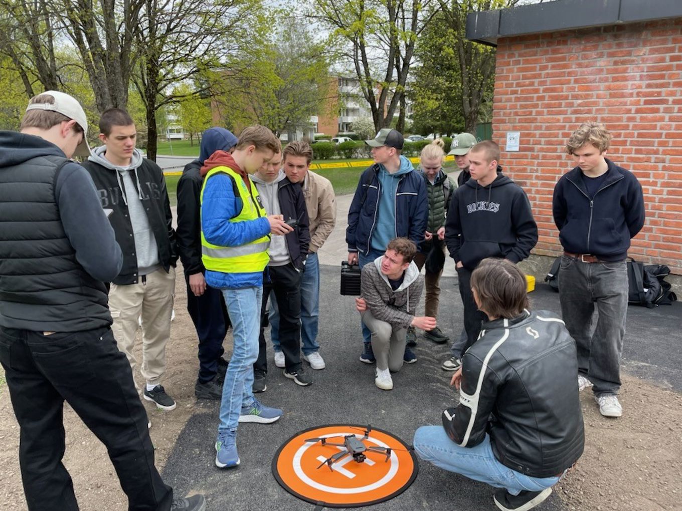 en gruppe mennesker som står utenfor en gruppe mennesker som står utenfor