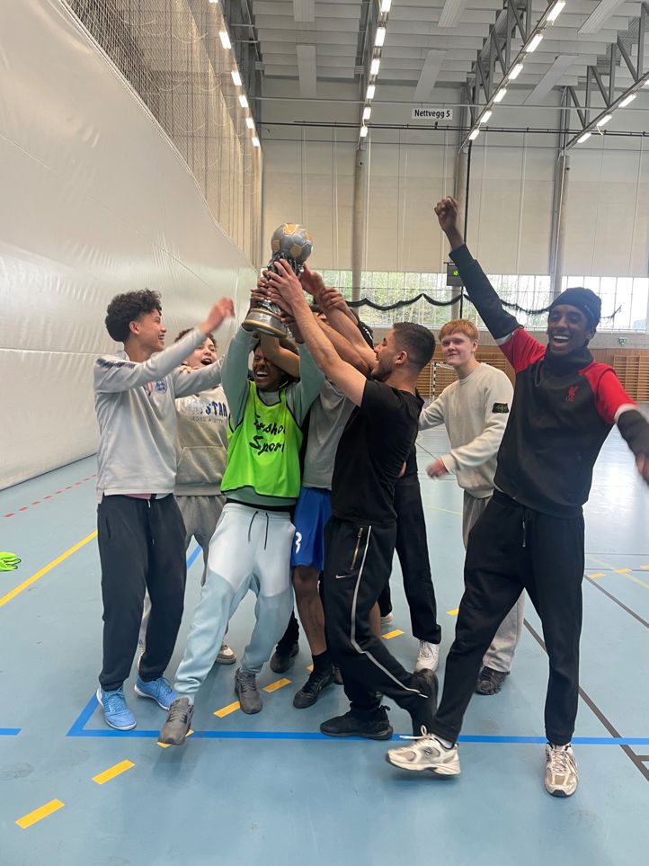 En gruppe mennesker som poserer for et bilde En gruppe mennesker som poserer for et bilde