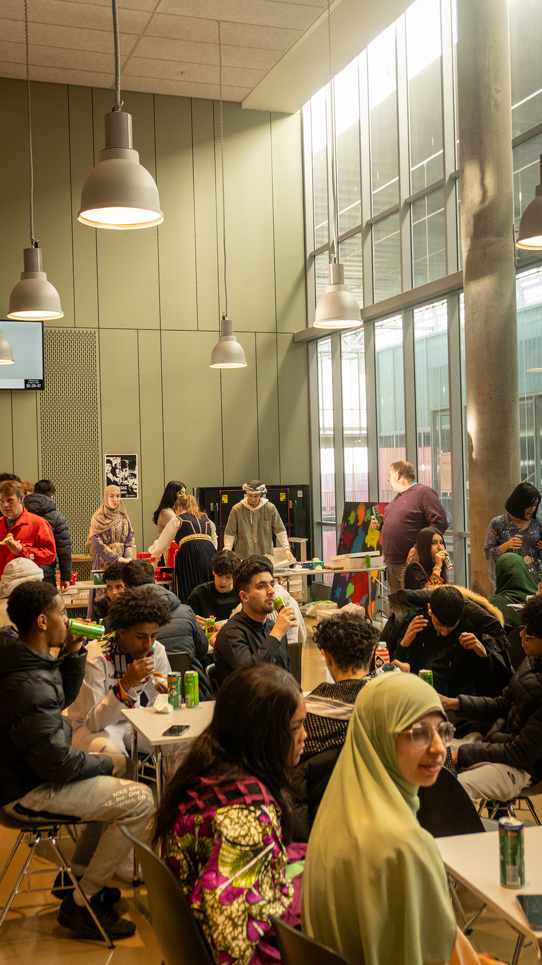 en gruppe mennesker som sitter ved bordene