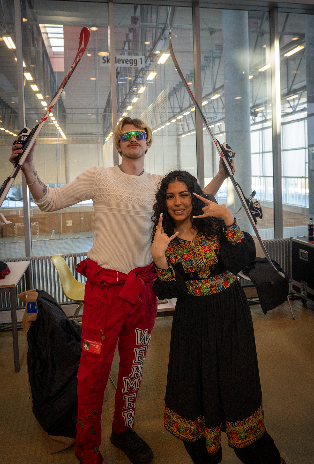 en person og person som poserer for et bilde