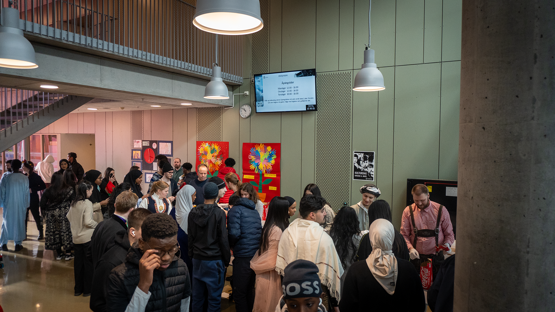 en stor folkemengde i en bygning