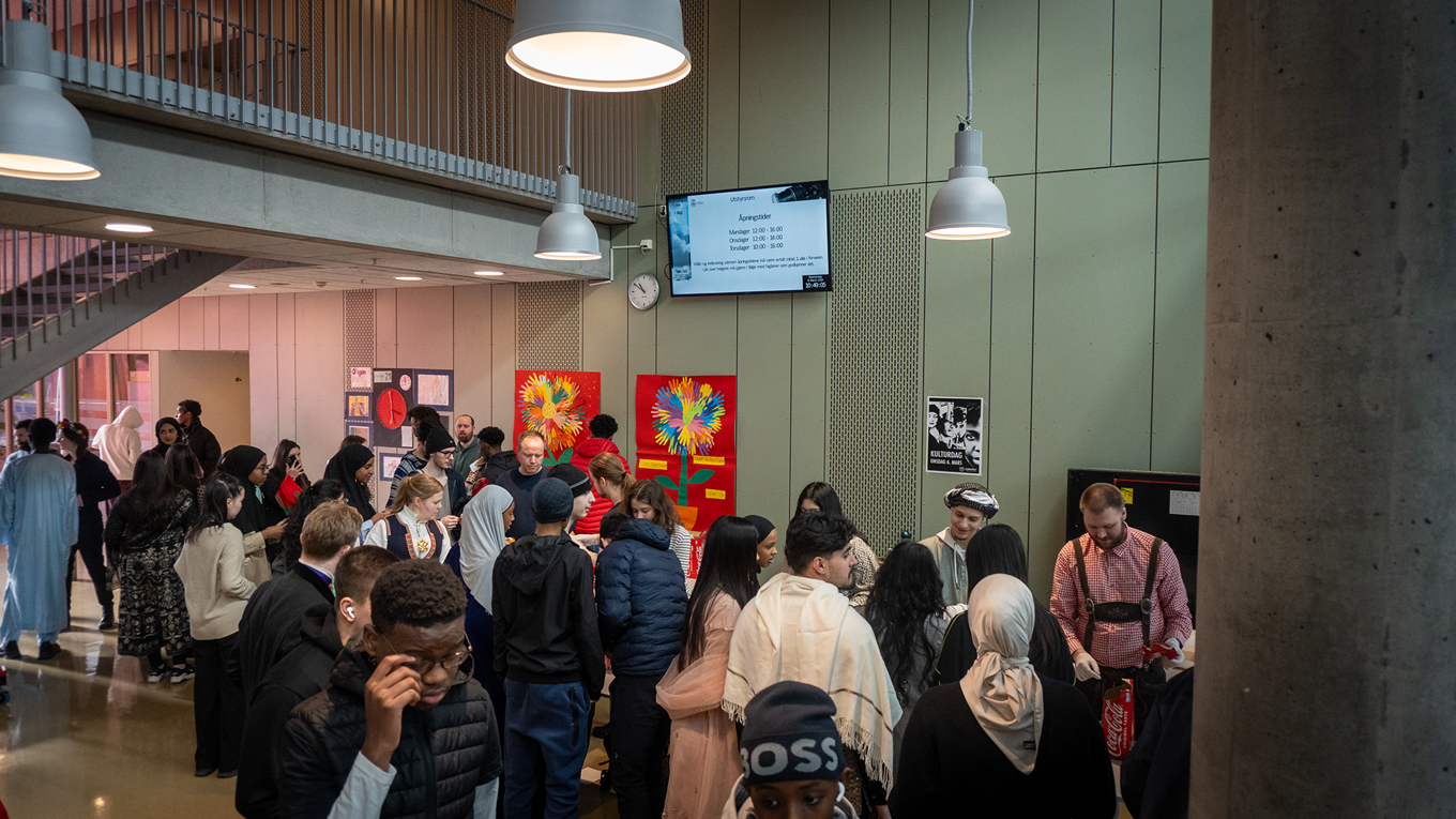 en stor folkemengde i en bygning en stor folkemengde i en bygning