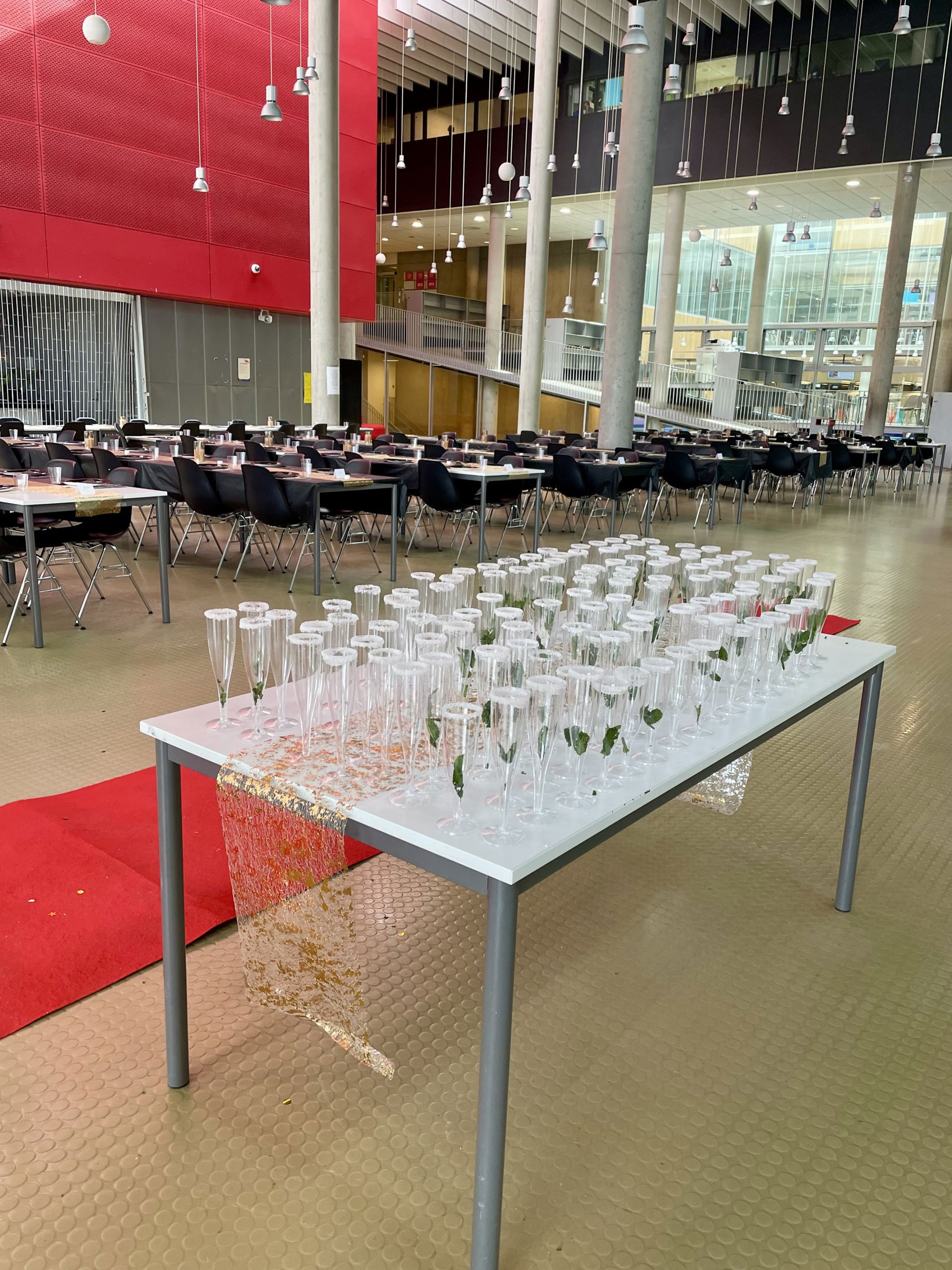 et stort rom med bord og stoler