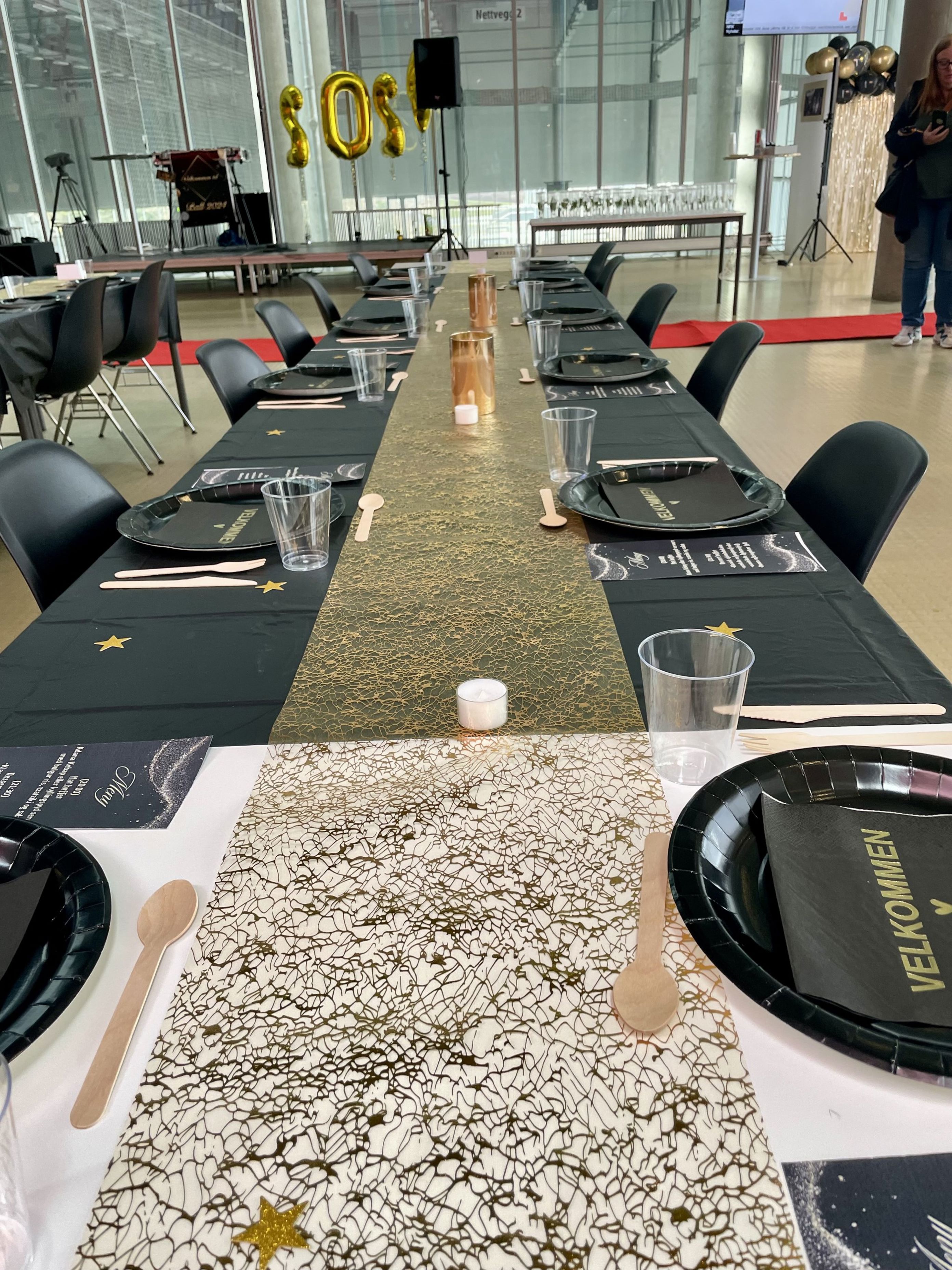 et rom med bord og stoler