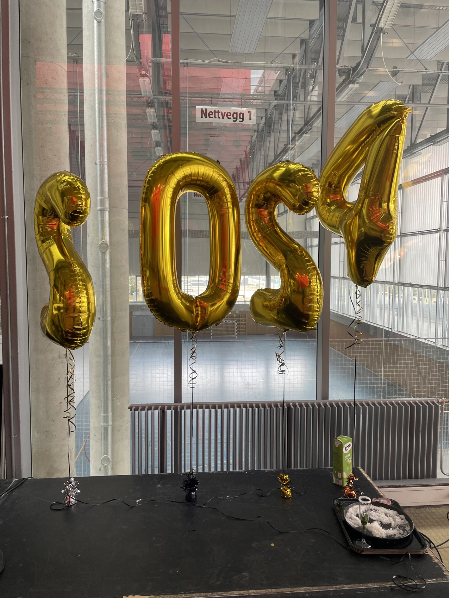 En gruppe bananer fra et vindu