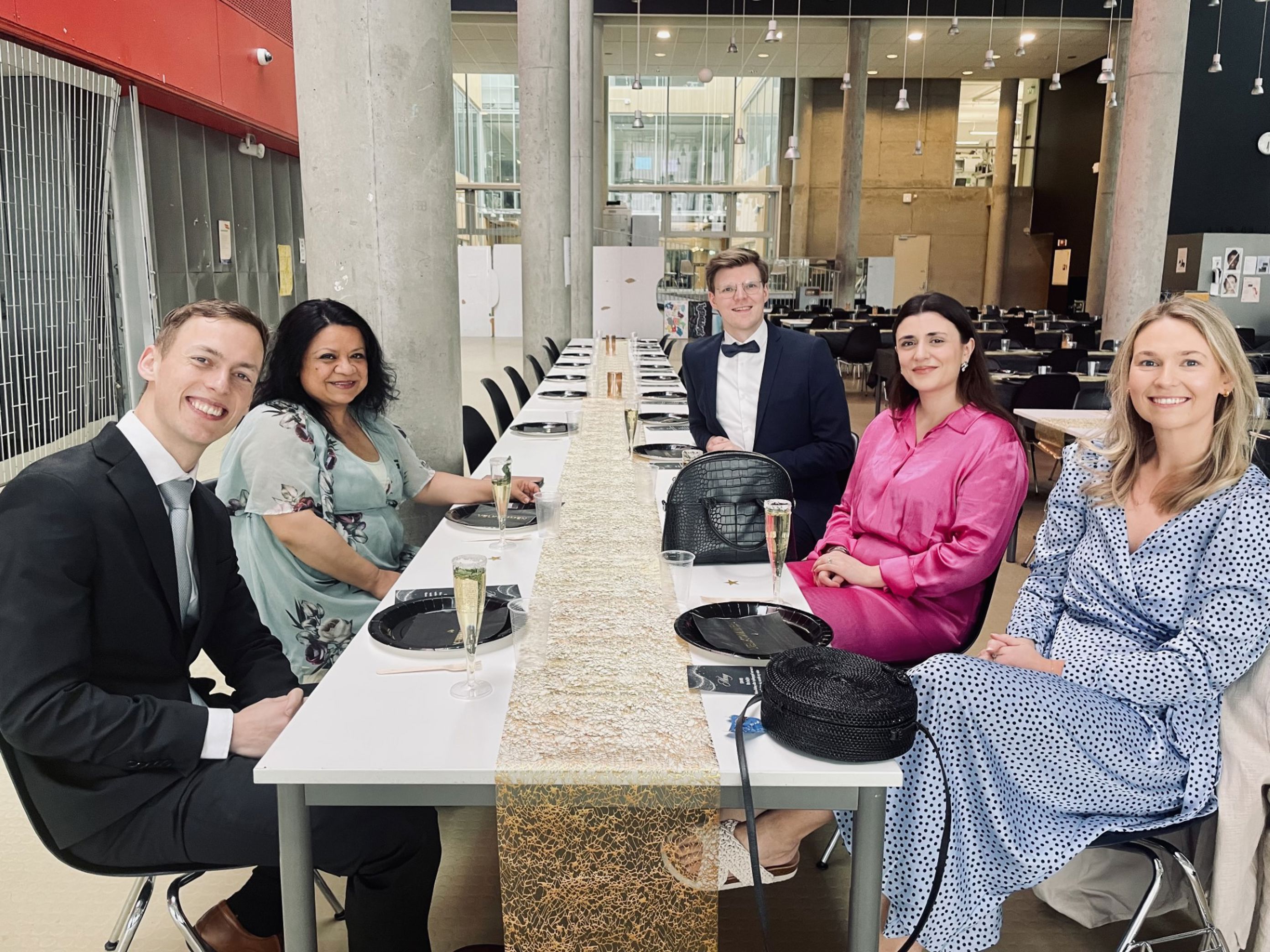 en gruppe mennesker som sitter rundt et bord