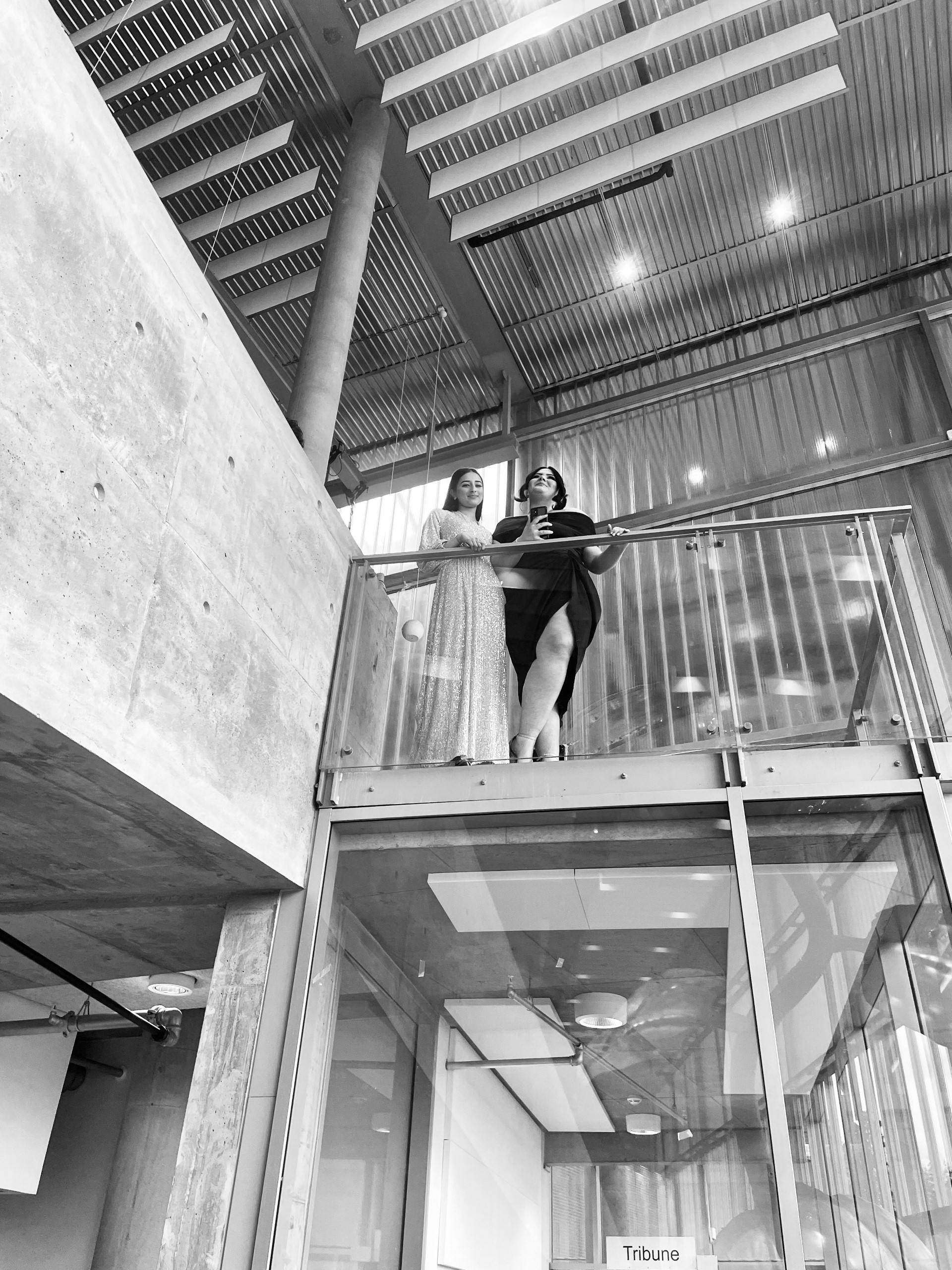 et par personer på en balkong