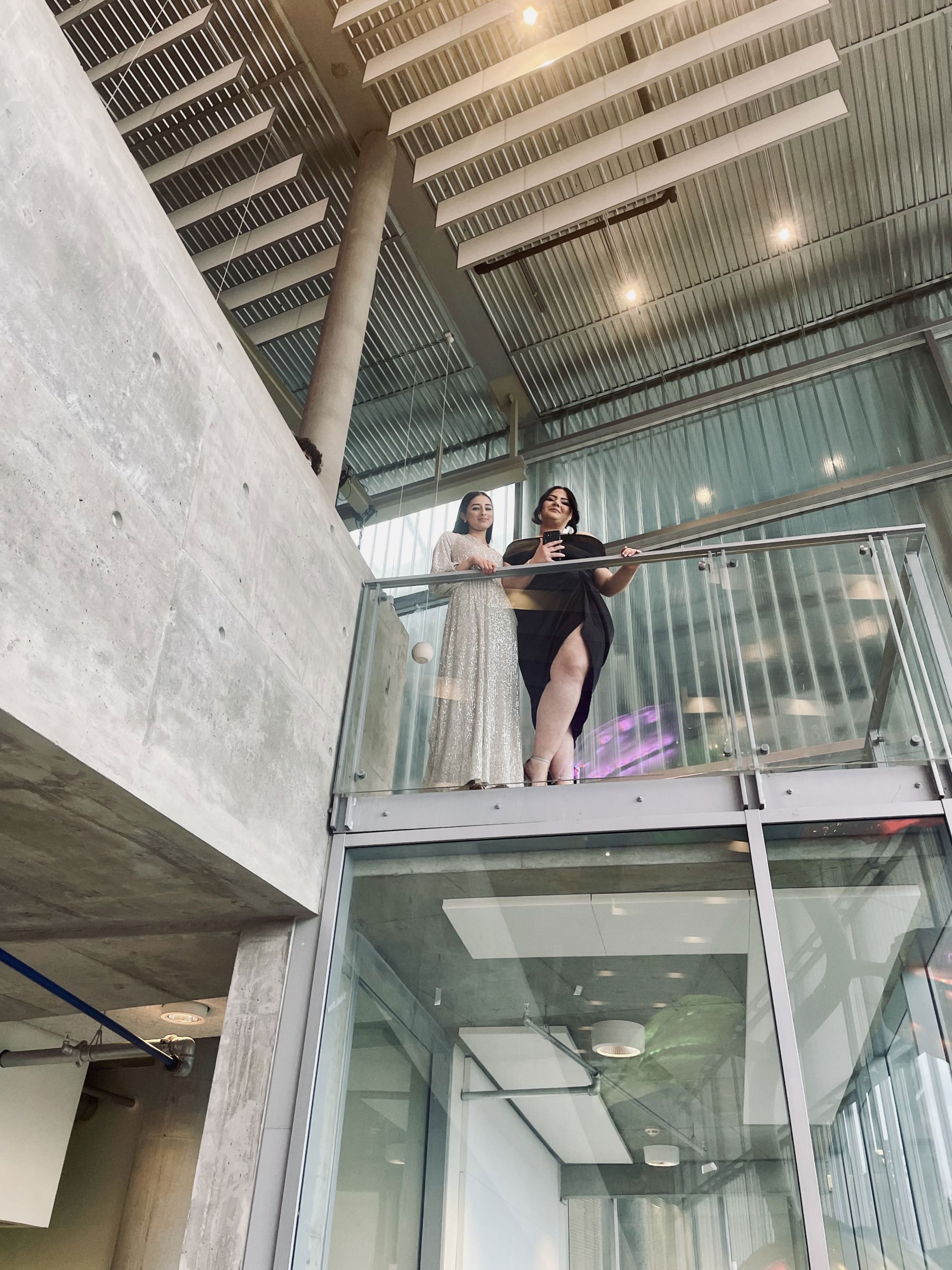 En person og person på en balkong