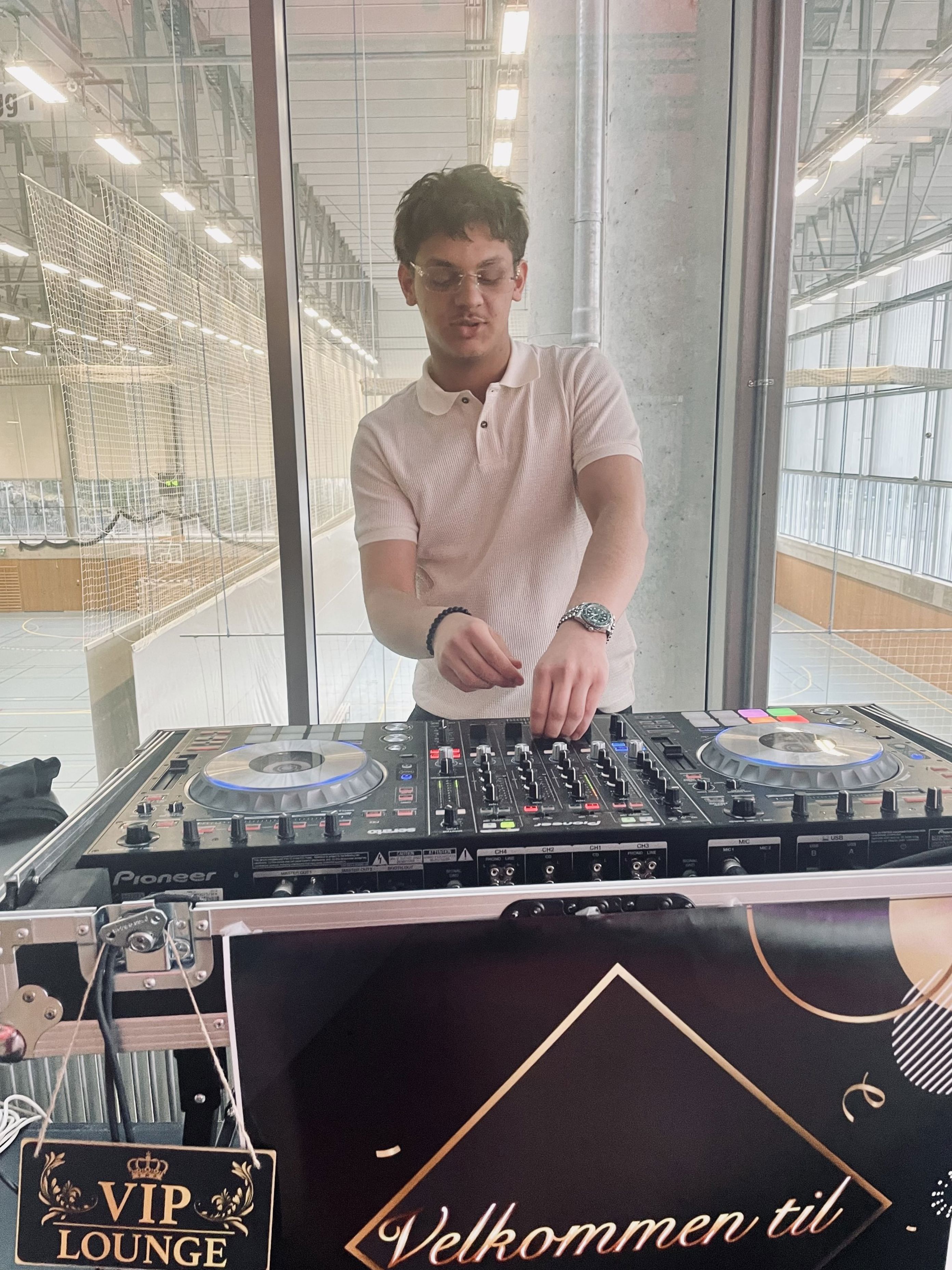 En person som står bak en DJ-platespiller