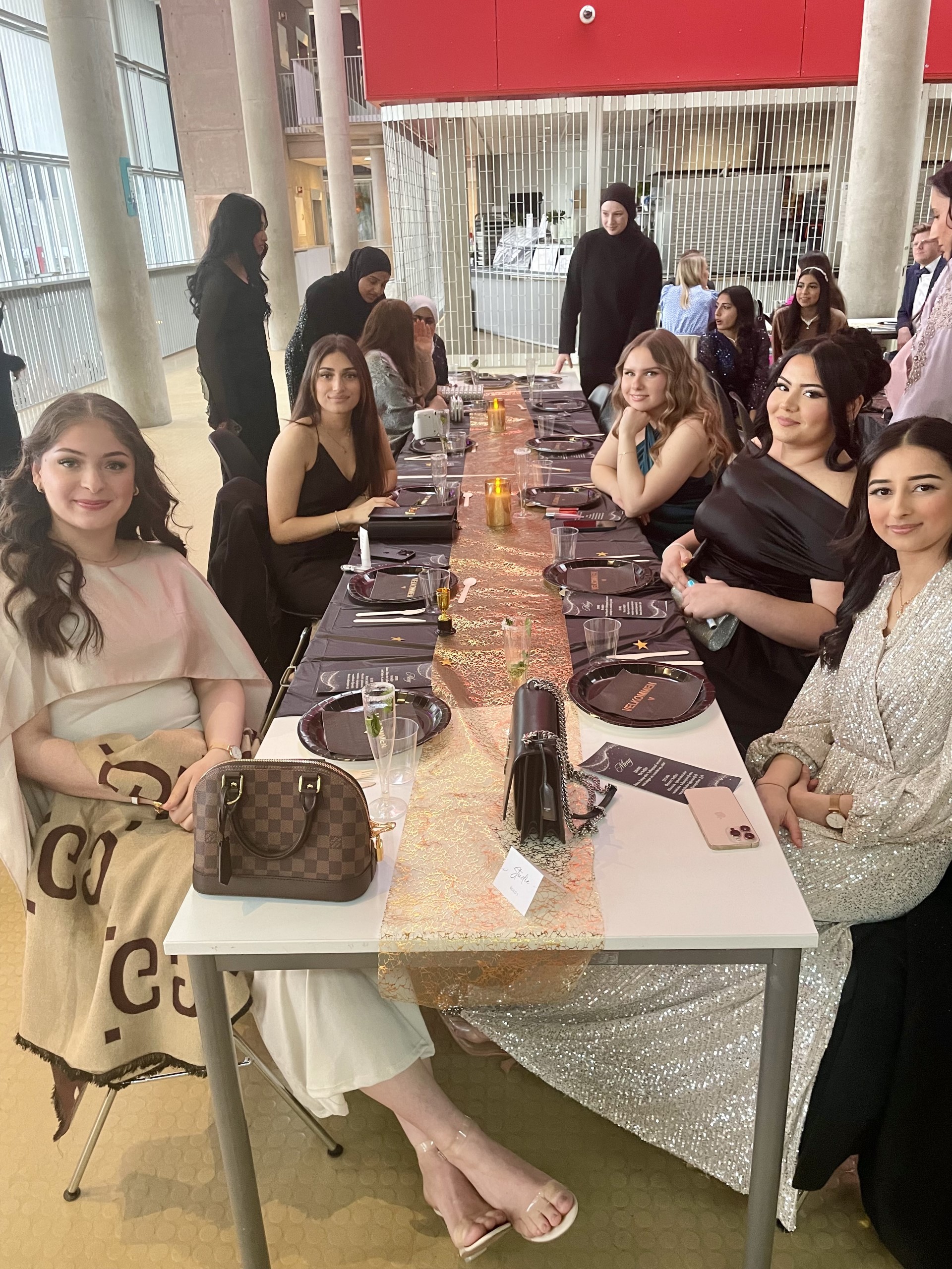 en gruppe personr som sitter ved et bord