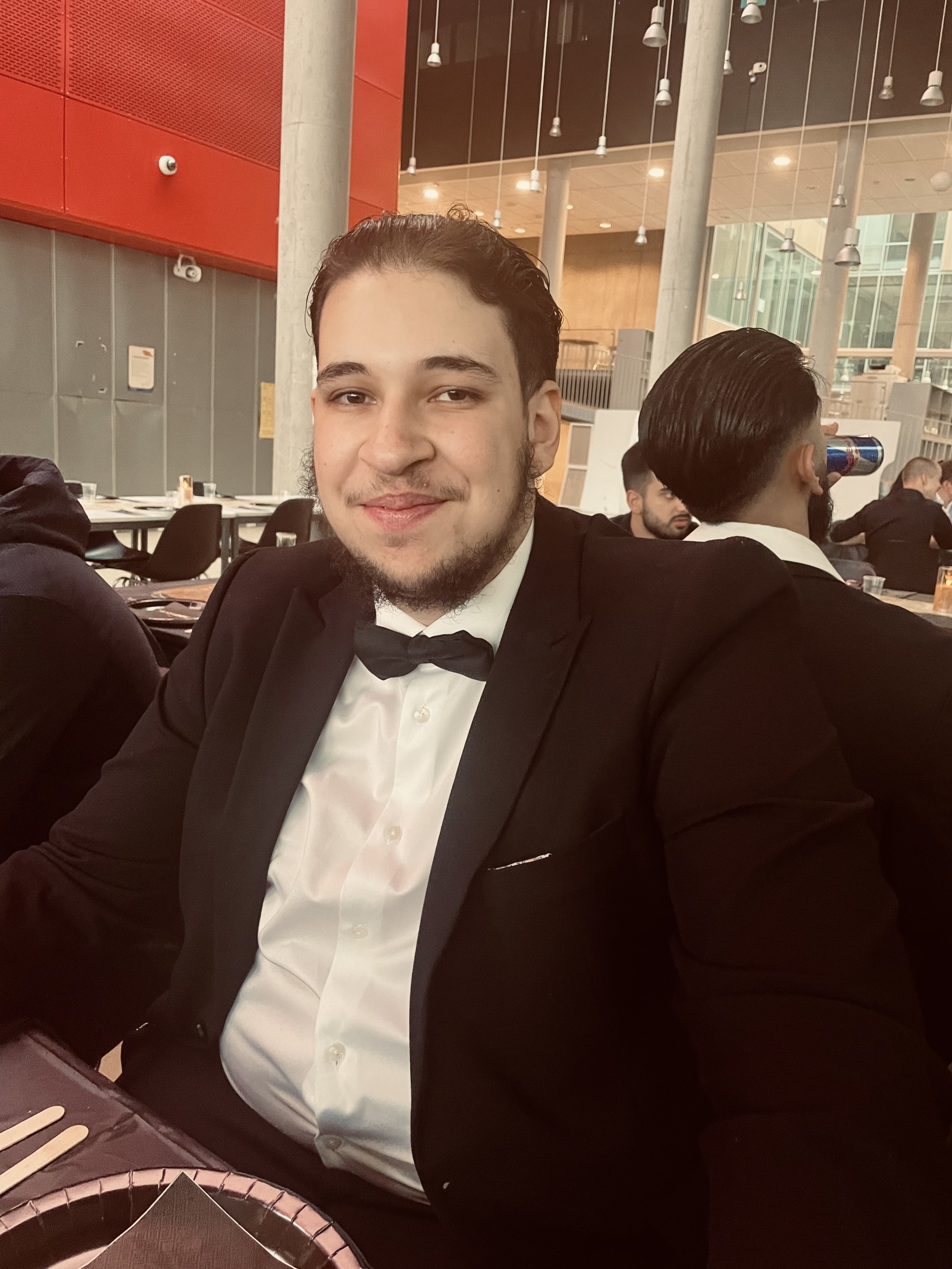 en person i dress og sløyfe