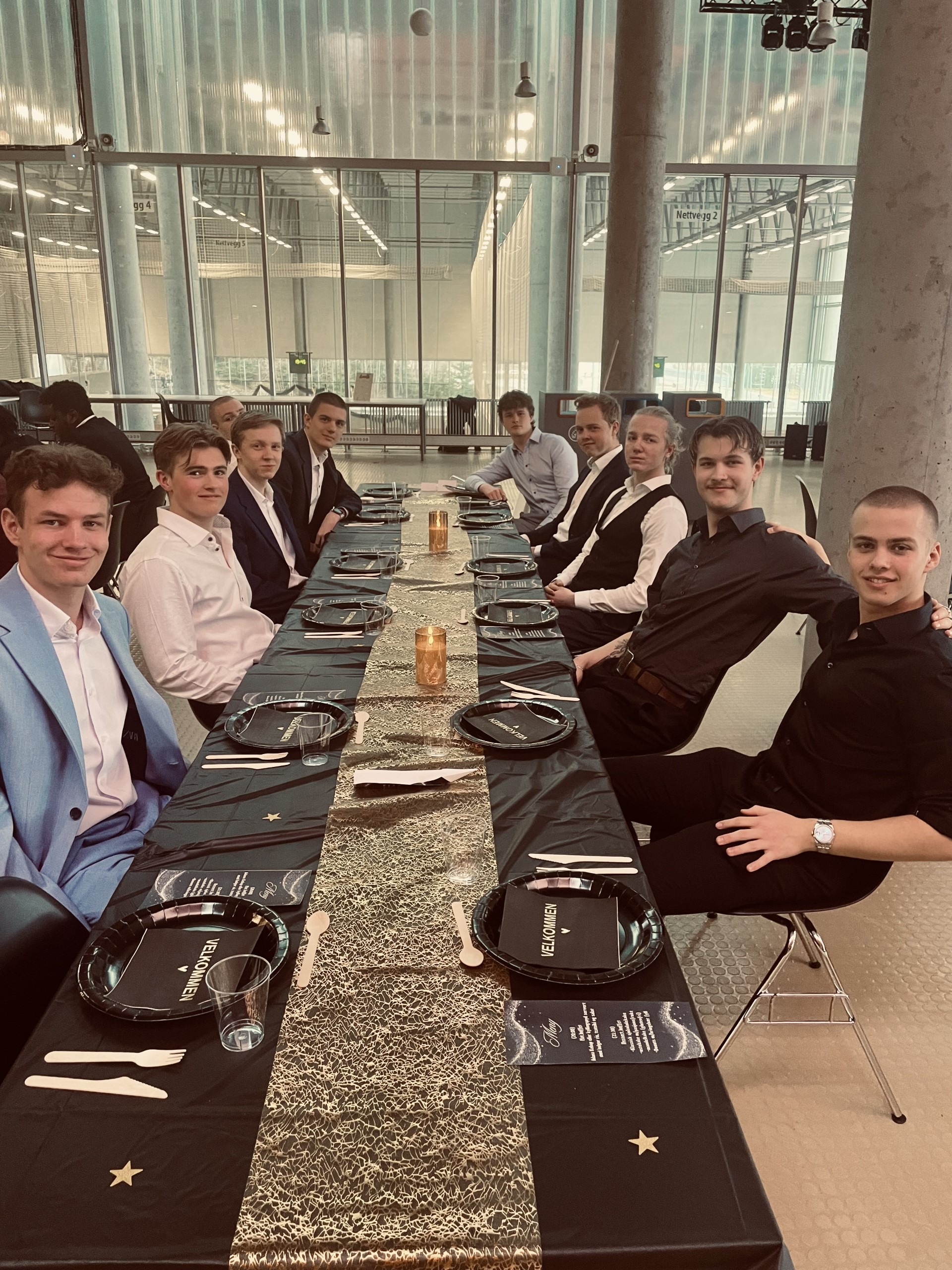 en gruppe mennesker som sitter rundt et bord