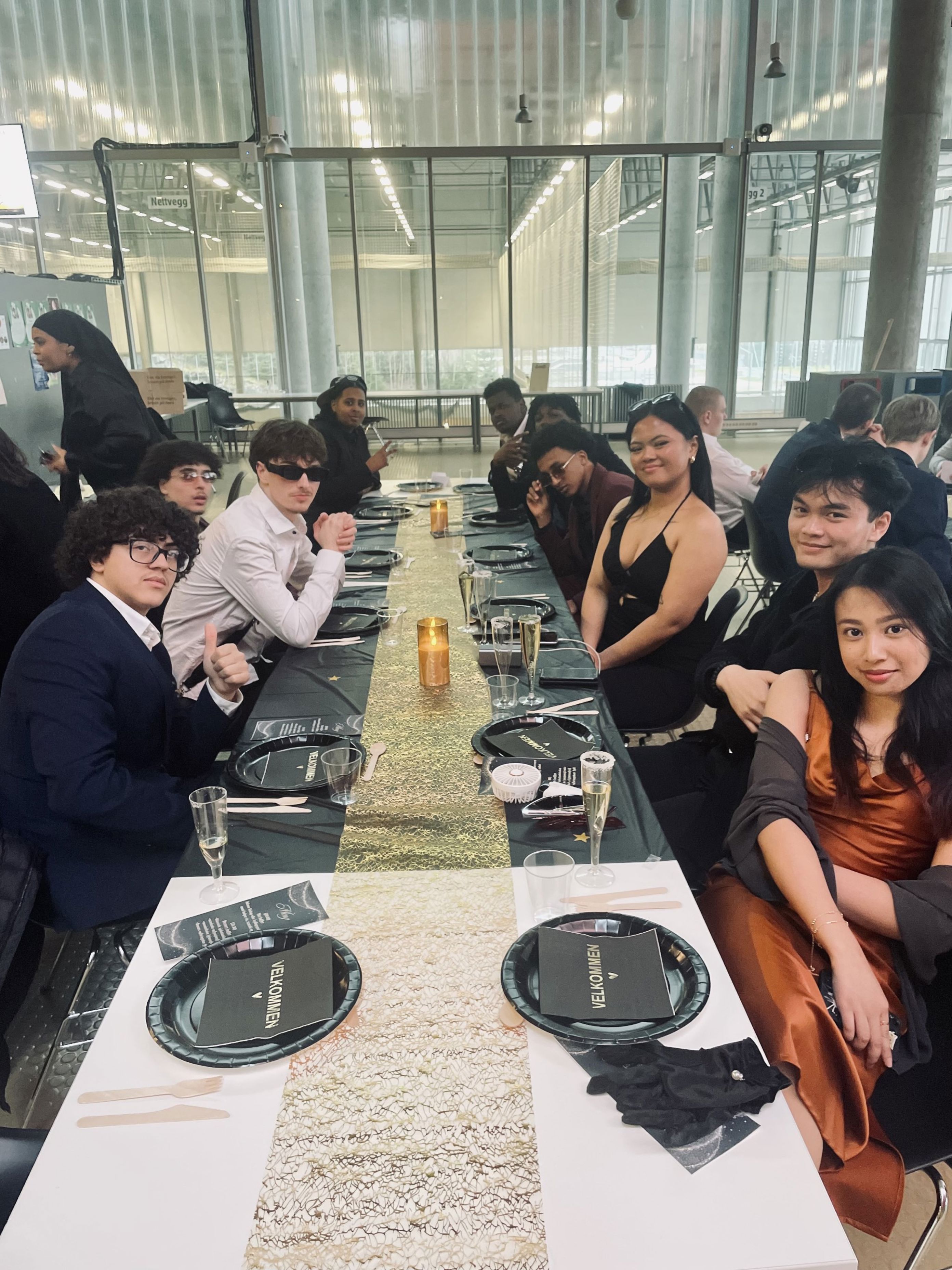 en gruppe mennesker som sitter ved et bord