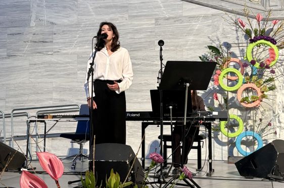 en person som står foran et piano