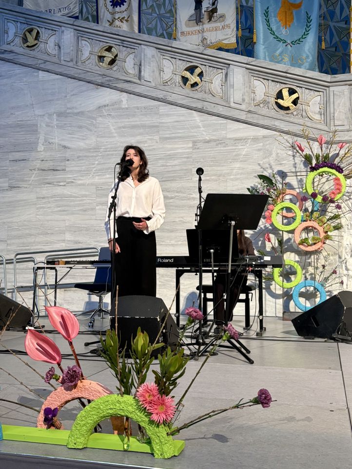 en person som står foran et piano