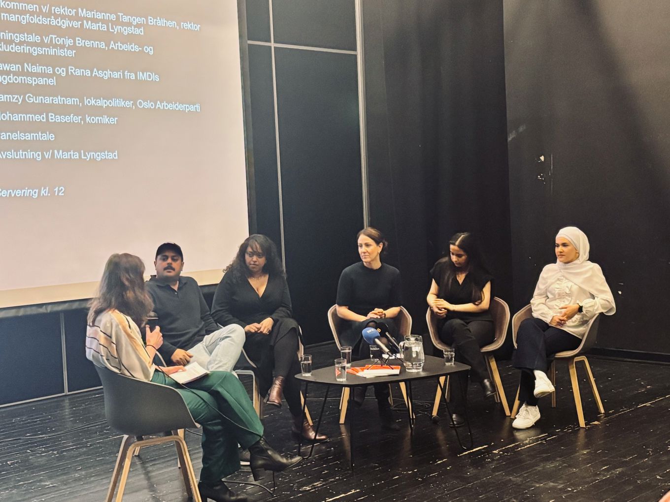 en gruppe mennesker som sitter i stoler en gruppe mennesker som sitter i stoler