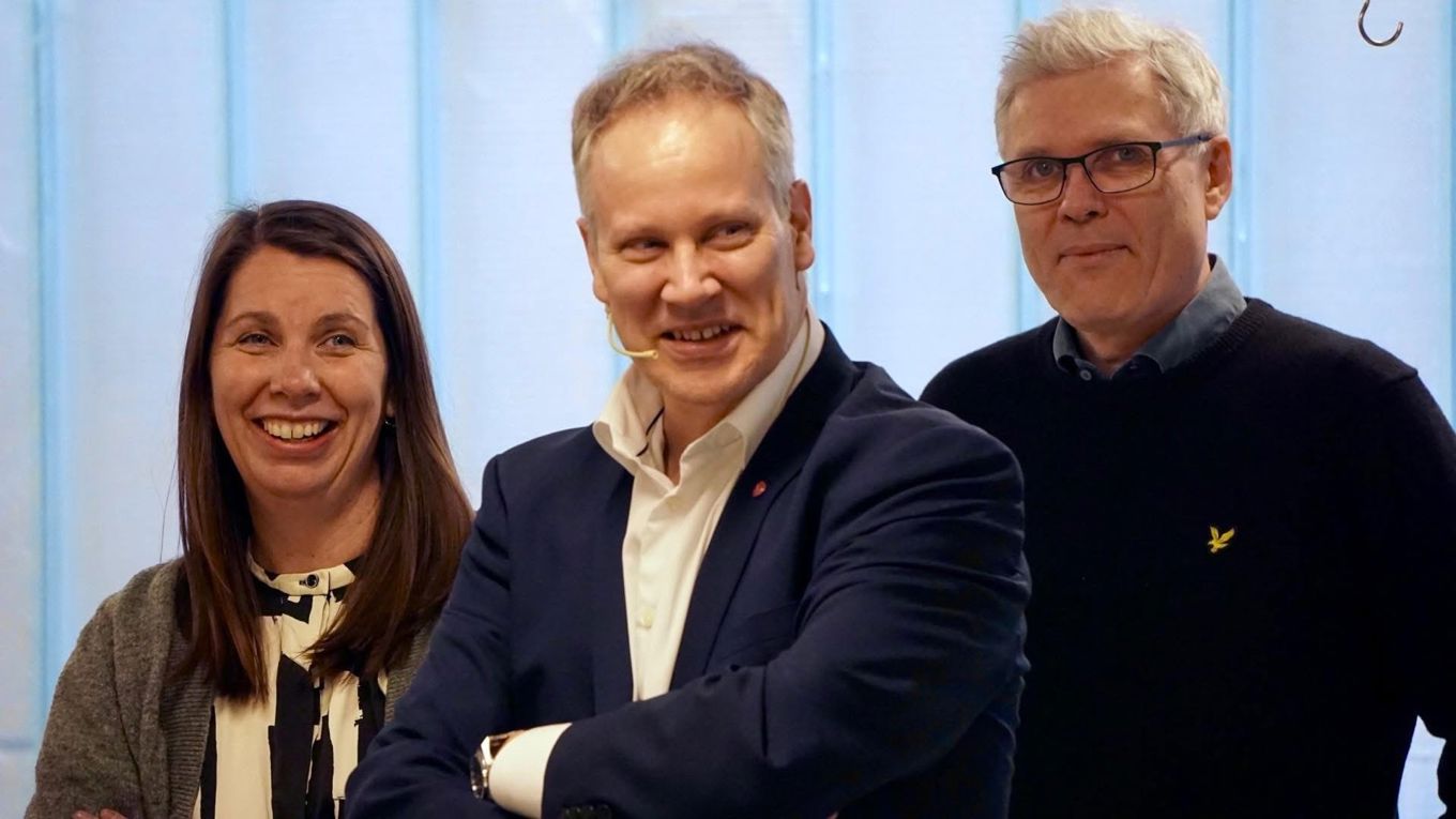 en gruppe mennesker som smiler en gruppe mennesker som smiler