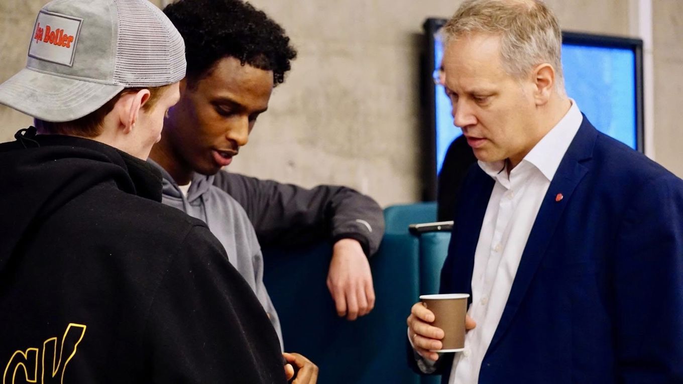 En gruppe menn som snakker En gruppe menn som snakker