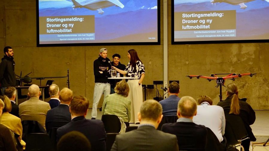 en person og person som står foran en folkemengde