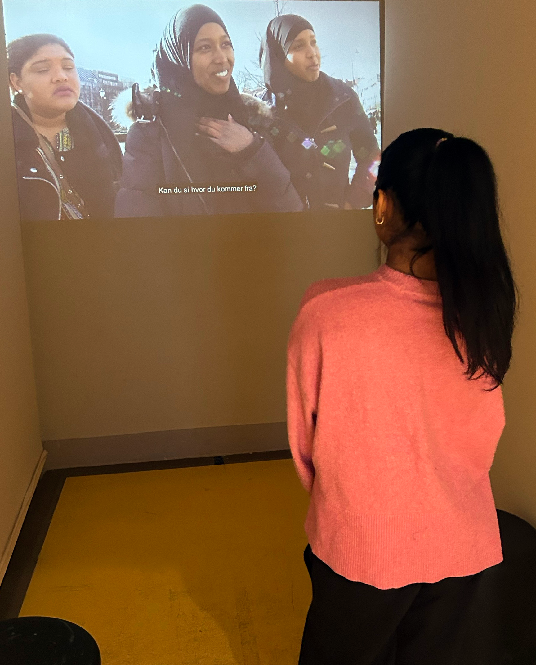 en person som ser på en skjerm